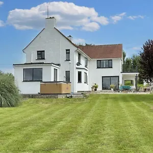 https://stunning-home-with-magnificent-views-in-east-devon.cardiffhotelswales.com